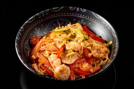 Теплый салат с креветками и фунчозой