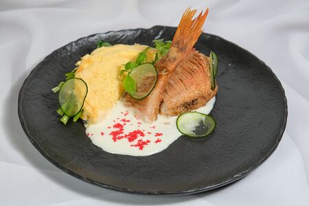 Морской окунь с омлетом и зеленью