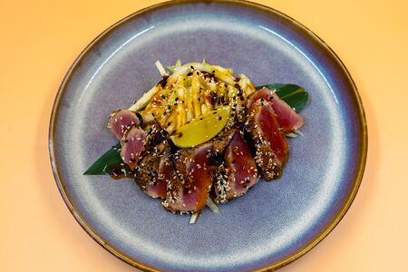 Салат с тунцом унаги, яблоком и сельдереем