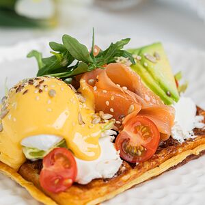 Картофельные вафли со слабосоленым лососем