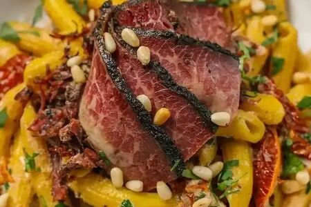 С пастрами с вялеными томатами