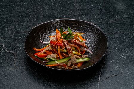 Салат с говядиной и соусом том ям