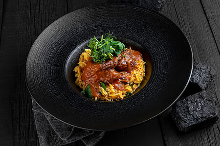 Томленое говяжье колено на пасте ризо