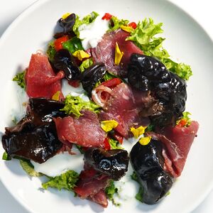 Салат с ростбифом, перцами Рамиро и томатами