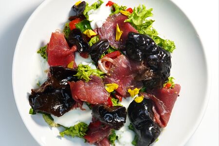 Салат с ростбифом, перцами Рамиро и томатами