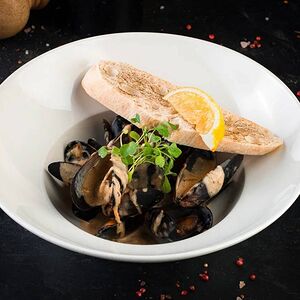 Мидии в сырном соусе с хрустящей чиабаттой