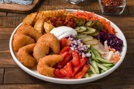 Шаверма на тарелке с креветками 