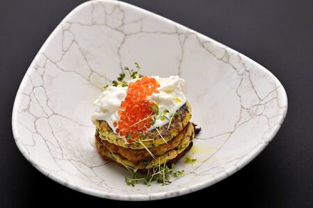 Оладьи из цукини с красной икрой и страчателлой