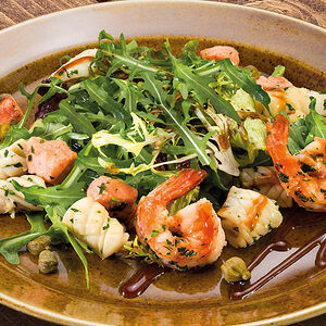 Теплый салат с морепродуктами