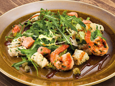 Теплый салат с морепродуктами