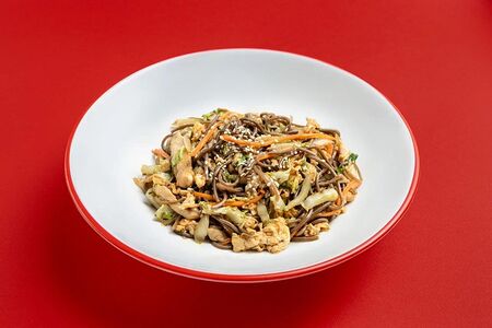 Лапша Соба с курицей и овощами