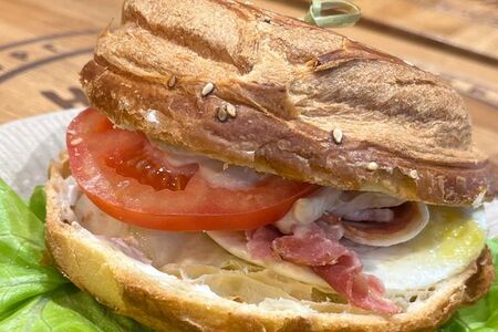 Сэндвич с яйцом и беконом