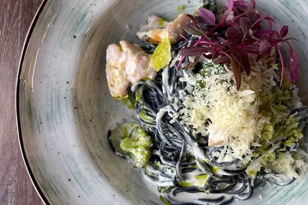 Черные спагетти с семгой и брокколи