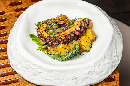 Осьминог, бейби картофель, ореховый дрессинг