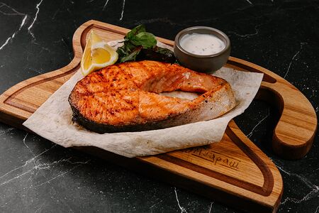 Стейк из семги на углях