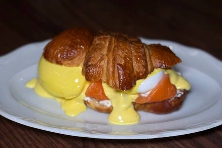 Круассан с лососем и яйцом пашот 