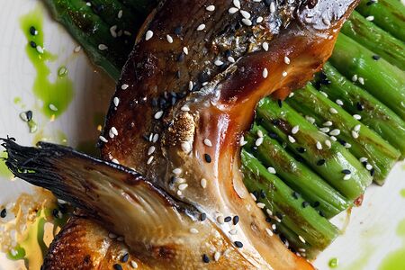 Щёчки лосося в азиатском соусе со спаржей