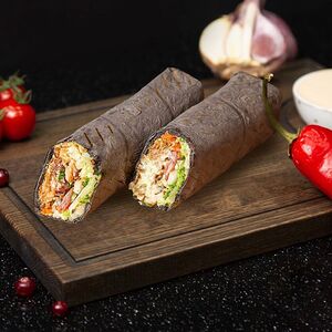 Шаурма в черном лаваше