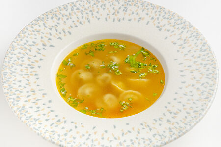 Тортеллини в курином бульоне