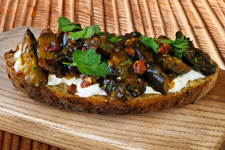 Бутер с баклажанами, страчателлой и соусом унаги