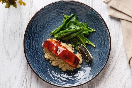 Форель в соусе терияки со шпинатом