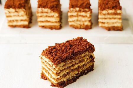 Пирожное медовик