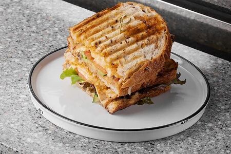 Сэндвич с курицей и грибным соусом