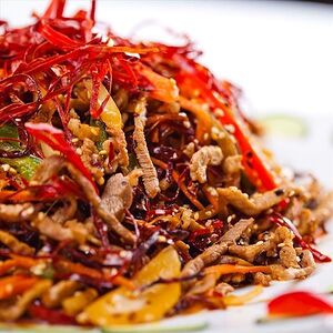 Свинина жареная соломкой с перцем и приправами