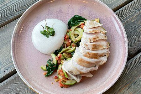 Стейк из индейки с жареным цукини, томатами и сырным муссом