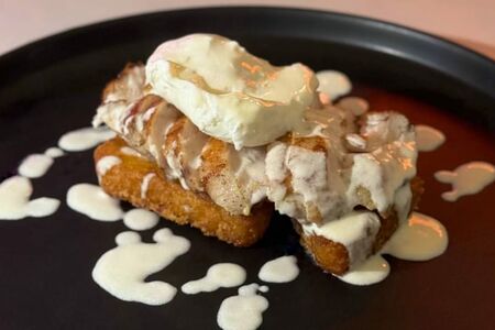 Филе куриной грудки с яйцом пашот и хашбрауном