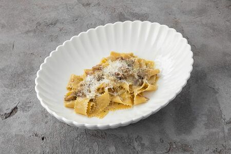 Мафальдине с белыми грибами и вешенками