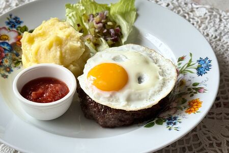 Домашняя котлета с картофельным пюре с добавлением трюфельного масла