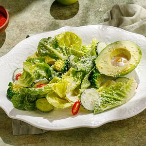 Салат с авокадо и ореховой заправкой