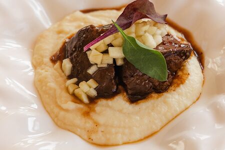 Язык теленка с картофельным пюре