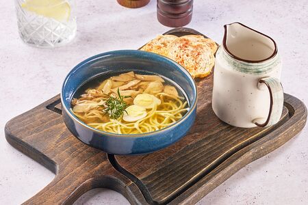 Куриная лапша с крутонами и пармезаном 