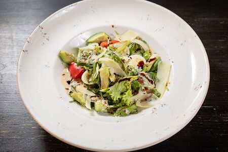 Зелёный салат с авокадо