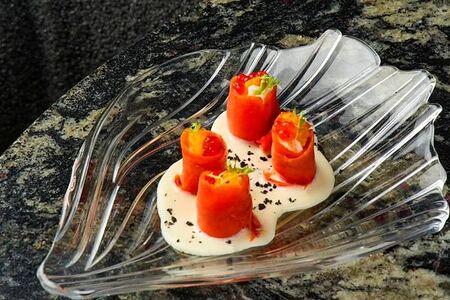 Рулеты из нерки со сливочным крабом, икрой лосося и сырным дипом