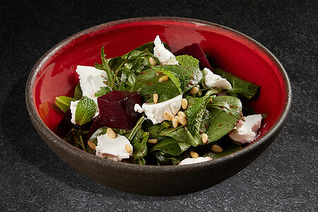 Салат со свеклой и козьим сыром