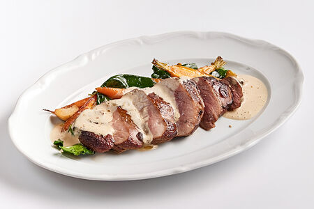 Утиная грудка с молодой морковью, шпинатом и белыми грибами