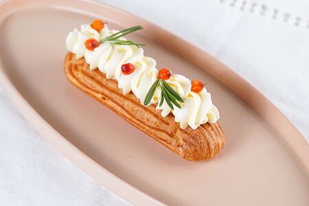 Эклер Облепиховый 