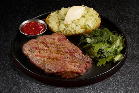 Стейк из шейки мраморной свининые с печёным кинг картофелем