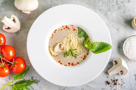 Крем-суп грибной с тертым сыром и гренками