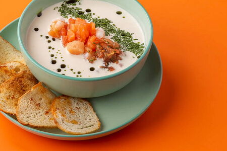 Финская сливочная уха с лососем и креветками