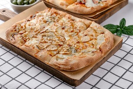 Пицца с грушей, горгонзолой и соленой карамелью