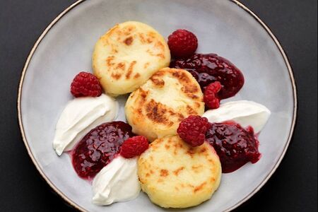 Сырники со сметаной и малиной 