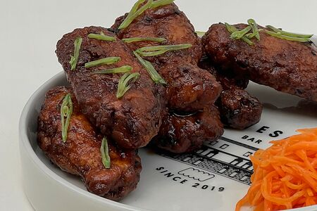 Крылышки по-корейски с морковью и традиционной пастой Гочуджан