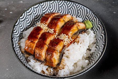 Японский угорь, рис и соус унаги