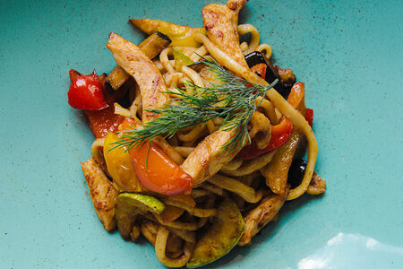 Жареный лагман с курицей