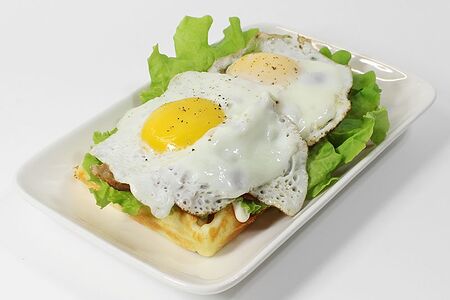 Вафля с беконом и яйцом