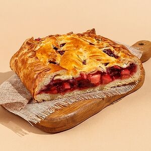 Пирог с яблоками и брусникой половинка